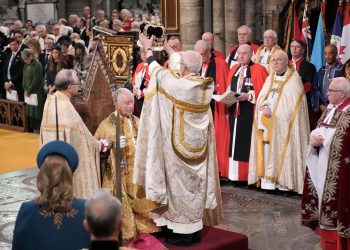 I vendoset kurora e Shën Eduardit, Charles III kurorëzohet zyrtarisht si Mbret