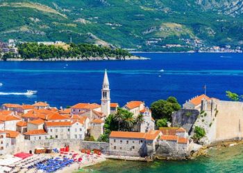 Sezoni turistik, Budva do të gjobisë me 200 euro personat që lëvizin me bikini