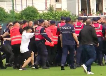 Tentuan të dhunojnë gjyqtarët, policia shoqëron disa tifozë të Tiranës
