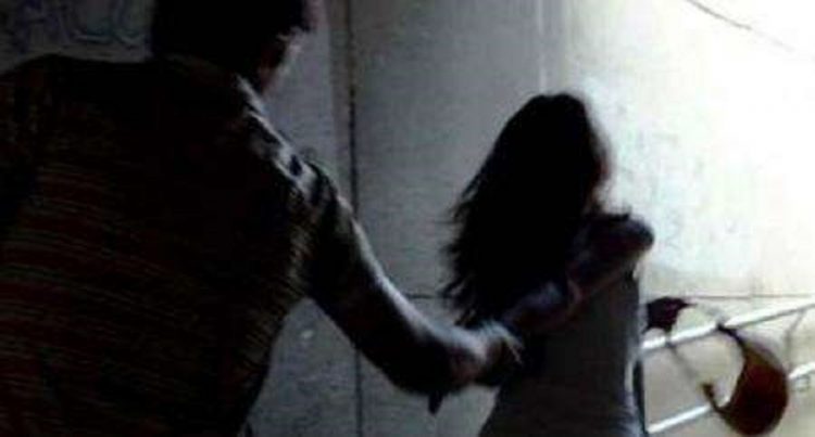 Ngacmoi seksualisht të miturën, në pranga 21-vjeçari në Maliq