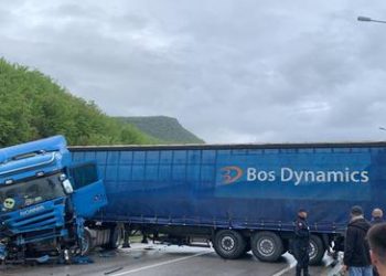 Video/Shoferi humb kontrollin e kamionit, bllokohet rruga në Pogradec