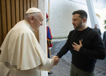 Zelensky viziton Papën në Vatikan: Nuk mund të ketë barazi mes viktimës dhe agresorit