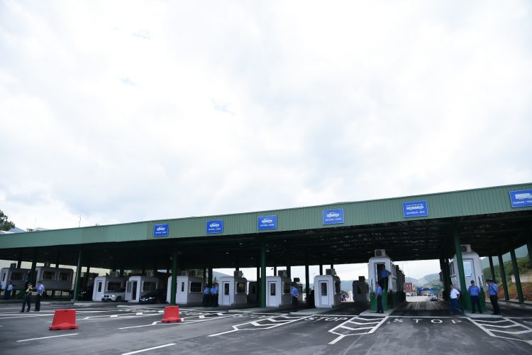 Policia gjen të fshehur në bagazh një 17-vjeçare në Morinë