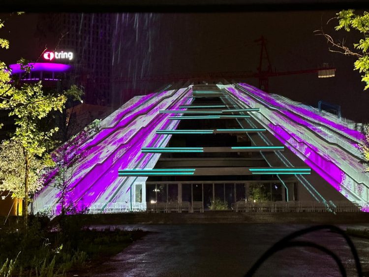 Plot me ngjyra, Rama poston foto nga Piramida: Streha më e madhe e inovacionit në rajon