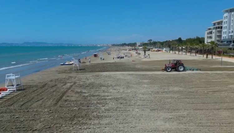 Dezinfektohet rëra e plazhit të Durrësit