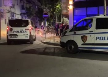 Plagosën me armë zjarri të riun në Lezhë, shpallen në kërkim tre autorët