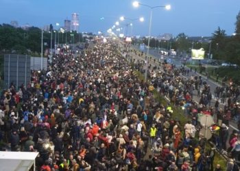 Mijëra njerëz protestojnë në Beograd kundër dhunës