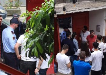 Protestuan para Kuvendit, policia shkon në selinë e “Lëvizjes Bashkë” të Arlind Qorit