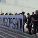 “Mos u ngopshi”, protesta për rritjen e pagave para Parlamentit