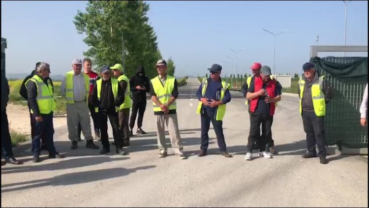 Punonjësit e inceneratorit të Fierit në protestë