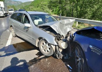 Aksident i trefishtë në Rrugën e Kombit, dy të plagosur