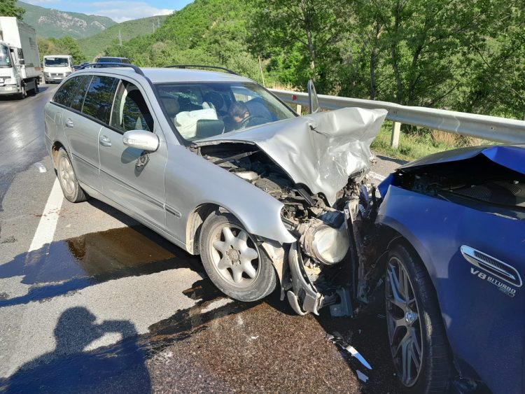 Aksident i trefishtë në Rrugën e Kombit, dy të plagosur