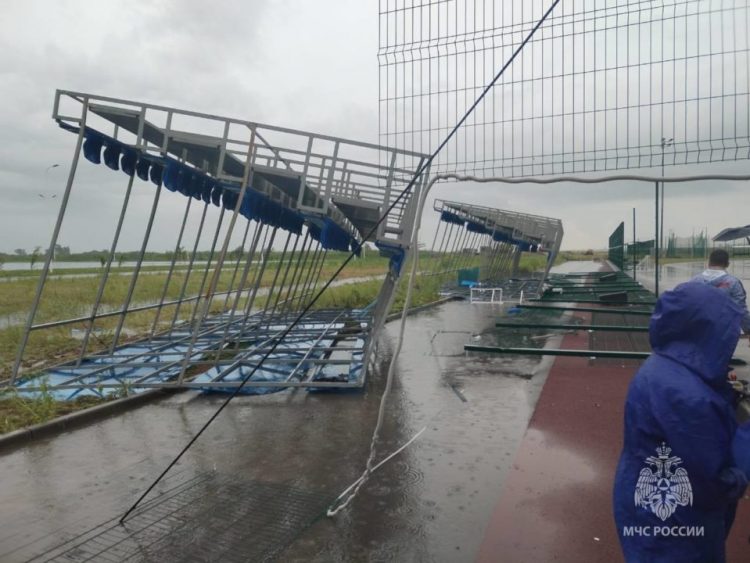 Shembet tribuna e stadiumit plot me fëmijë, 1 i vdekur dhe 26 të plagosur