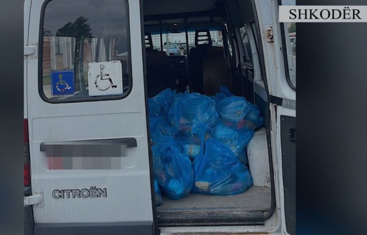 Po transportonin 50 qese me ushqime, në pranga 3 punonjës të bashkisë Shkodër