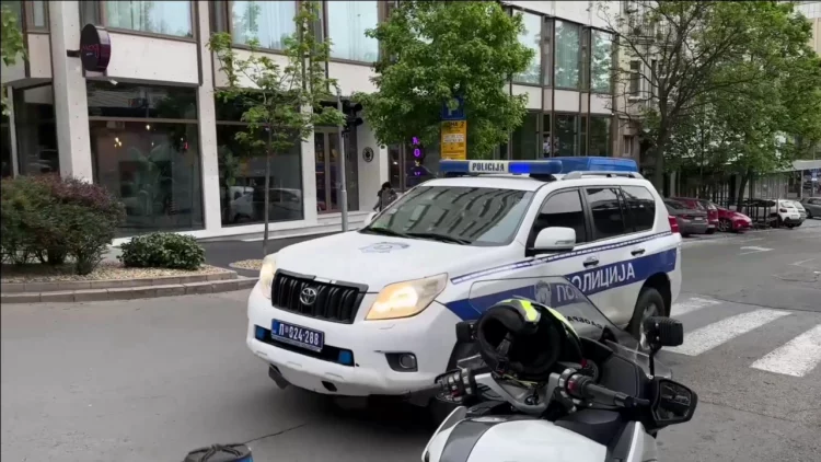 Të shtëna me armë pranë një restoranti në Serbi, plagosen dy persona