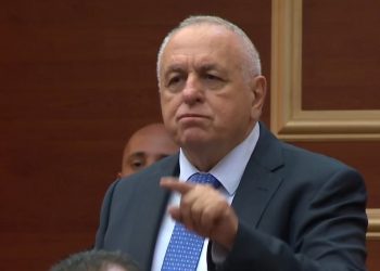 Bardhi u zgjodh si kryetar i grupit të PD, Shehu: Turp i botës! U zgjodh me 18 vota