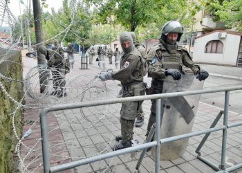 Serbët vazhdojnë protestat në veri të Kosovës, KFOR vendos tela me gjemba