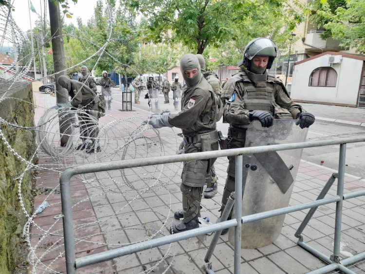 Serbët vazhdojnë protestat në veri të Kosovës, KFOR vendos tela me gjemba