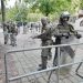 Serbët vazhdojnë protestat në veri të Kosovës, KFOR vendos tela me gjemba