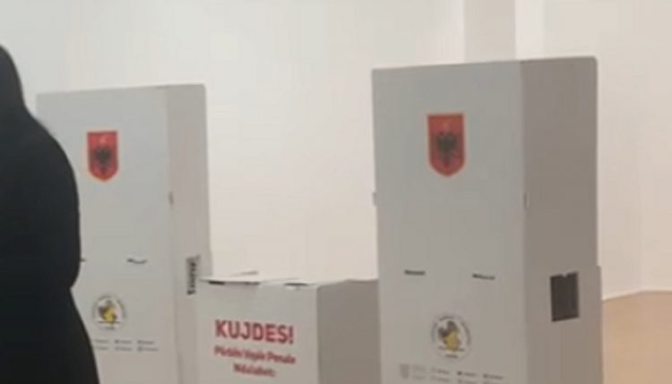 Fotografuan fletën e votimit në Sarandë/ Arrestohet 37-vjeçari, nën hetim gruaja