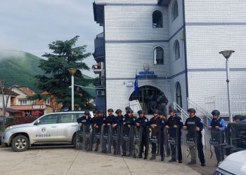 Sërish tensione në veri të Kosovës, policia hedh gaz lotsjellës