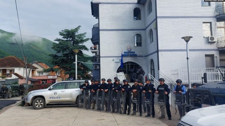 Sërish tensione në veri të Kosovës, policia hedh gaz lotsjellës