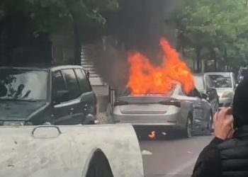 Ngjarjet në veri të Kosovës/ Plagosen 5 policë, i vihet zjarri automjeteve