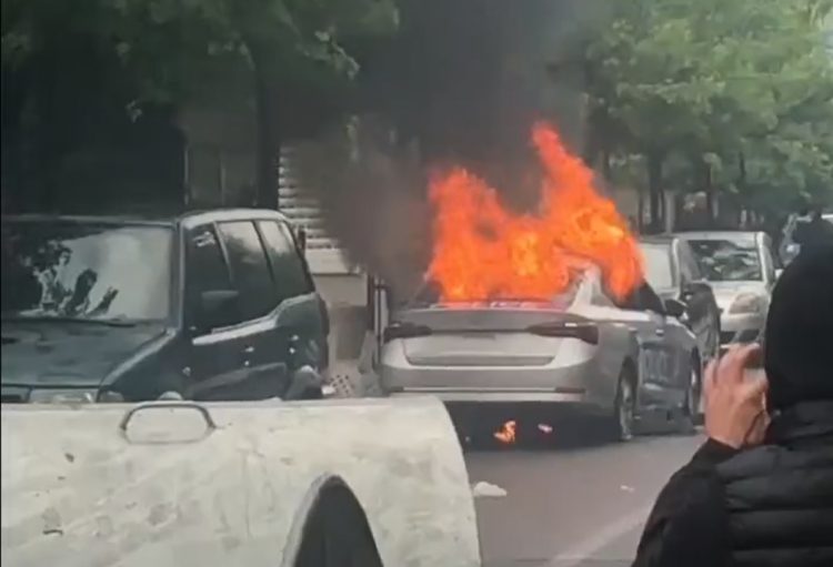 Ngjarjet në veri të Kosovës/ Plagosen 5 policë, i vihet zjarri automjeteve