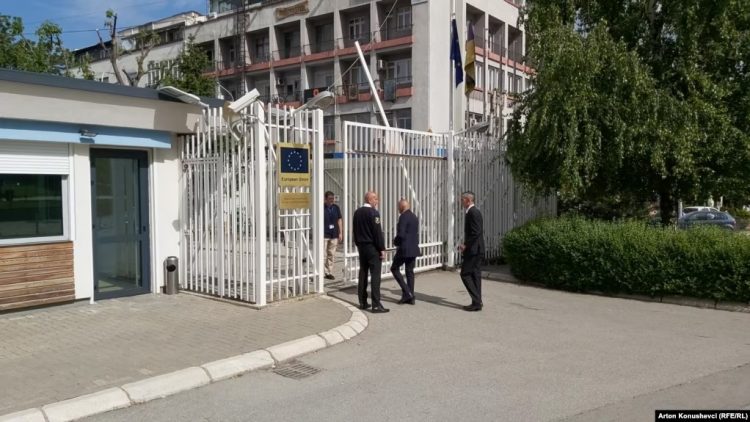 Kosovë/Përfundon takimi me ambasadorin e SHBA, 2 prej kryetarëve të veriut s’morën pjesë