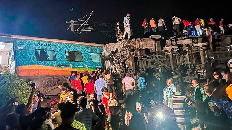 Tragjedi në Indi/ Përplasen dy trena, humbin jetën 50 pasagjerë, plagosen 300 të tjerë