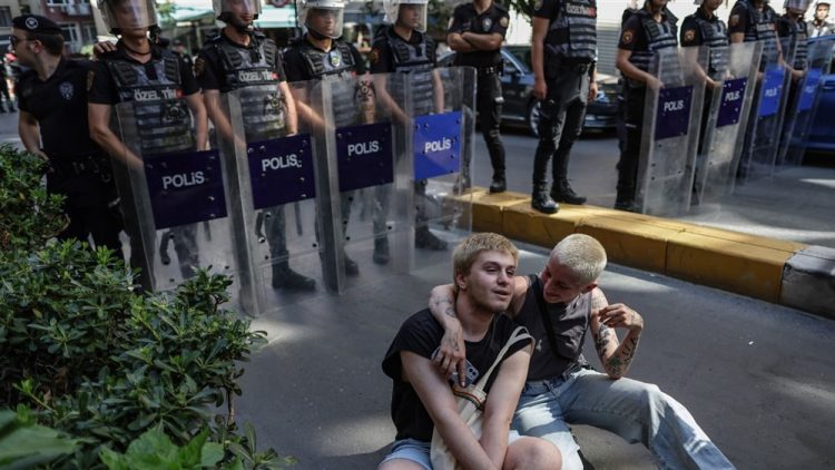 Protesta për të drejtat homoseksuale, arrestohen 115 persona të grupit LGBT në Stamboll