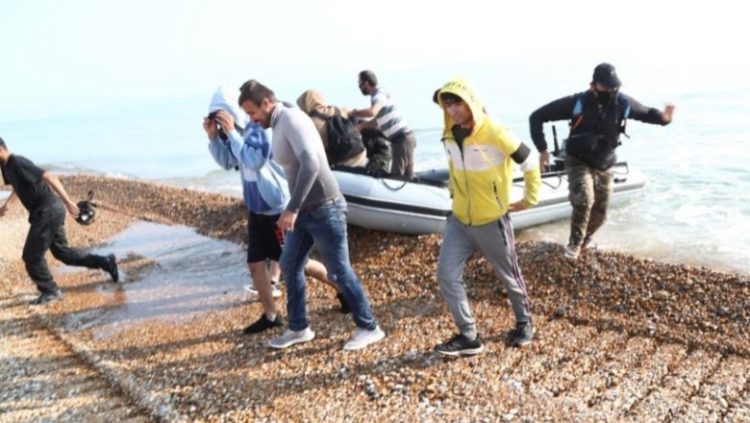 Emigrantët shqiptarë drejt Britanisë, Mediat: Mbi 1 mijë të huaj kaluan kanalin në 72 orë