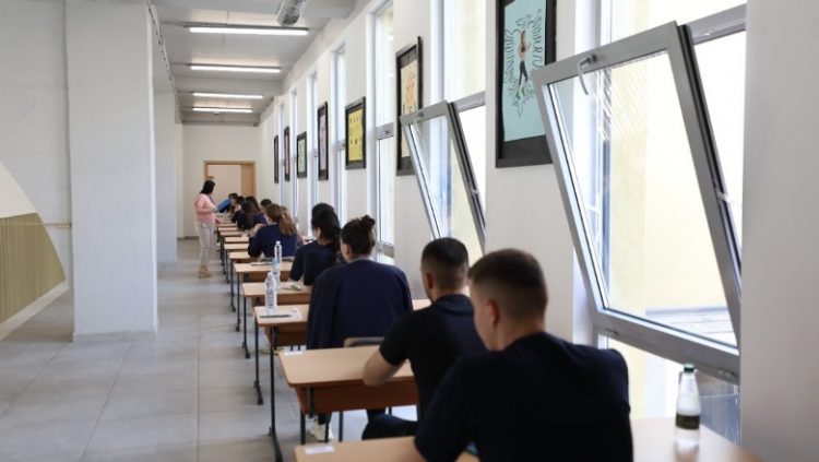 Matura, teza e Matematikës publikohet në rrjet 20 minuta pas fillimit të provimit