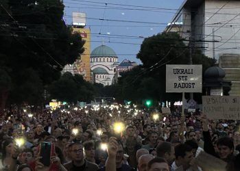 Protesta në Beograd për vrasjet në shkolla, qytetarët kërkojnë largimin e Vuçiç