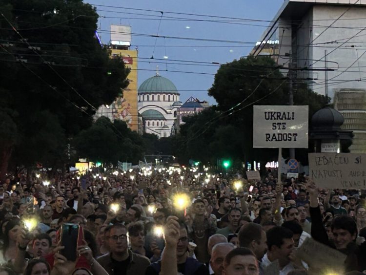 Protesta në Beograd për vrasjet në shkolla, qytetarët kërkojnë largimin e Vuçiç