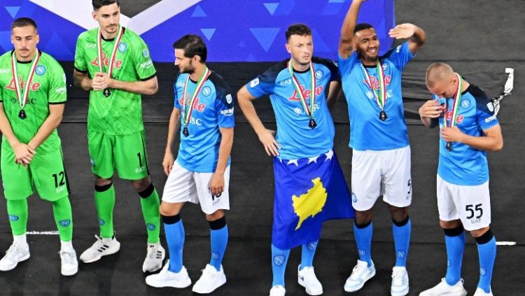 Futbollisti shqiptar feston titullin kampion në Seria A me flamurin e Kosovës