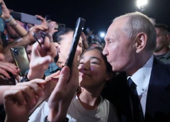 Pas tensioneve në Rusi, Putin rikthehet në mesin e turmës dhe puth një fëmijë në publik