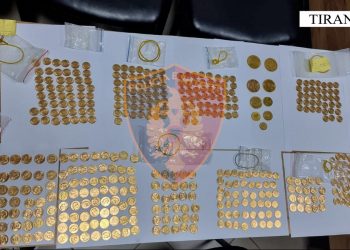 Shisnin monedha prej floriri online, arrestohen babë e bir në Tiranë