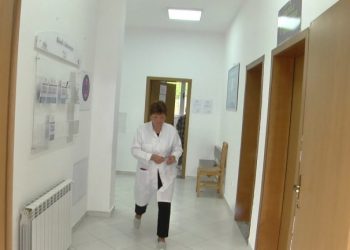 Mbi 50 qytetarë përfundojnë në spital, dyshohet se janë helmuar nga uji në Bulqizë