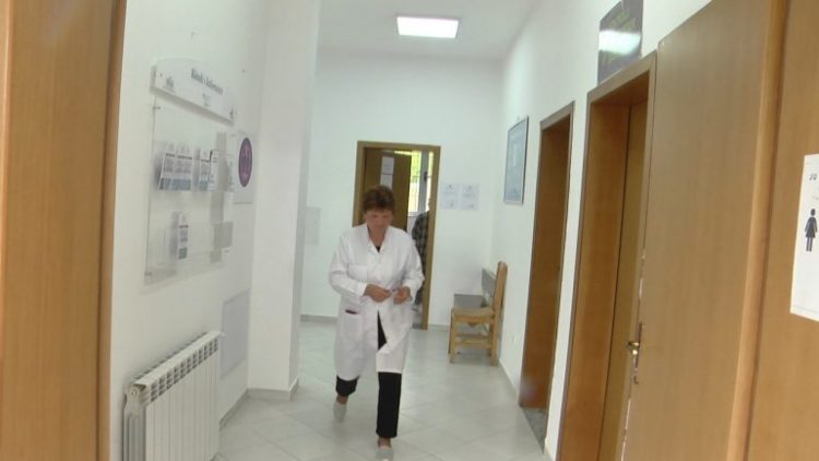 Mbi 50 qytetarë përfundojnë në spital, dyshohet se janë helmuar nga uji në Bulqizë