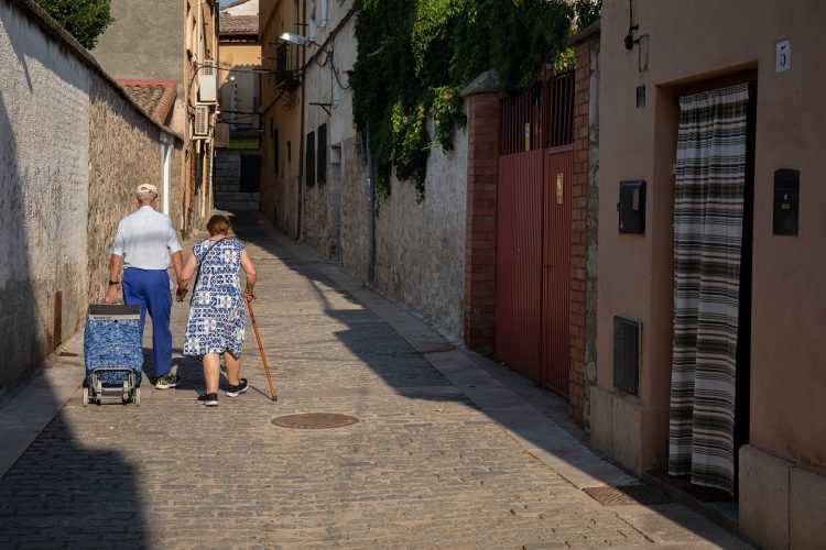 Popullsia e Shqipërisë në tranzicion, 1 në 4 persona mbi 60 vjeç në vitin 2023