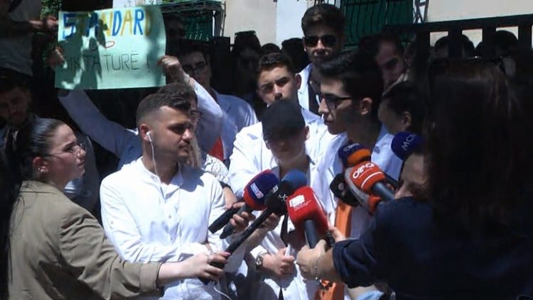 Studentët e Mjekësisë protestë kundër draftit: S’kemi pse të ndihemi të kushtëzuar!