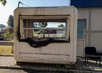 Digjet një objekt i Policisë së Kosovës në veri