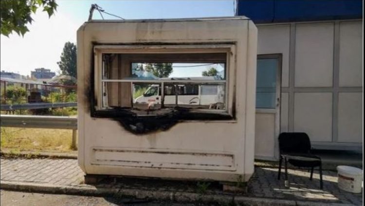 Digjet një objekt i Policisë së Kosovës në veri