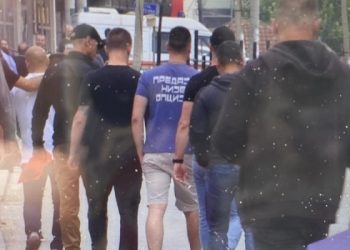 Mesazh i fshehur?Djali i Vuçiç në Graçanicë me shkrimin në bluzë: Dorëzimi s’është opsion