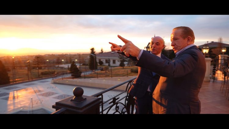 VIDEO/ “Shoh 75% të kufirit të Kosovës”, në shtëpinë gjigande të Behgjet Pacollit