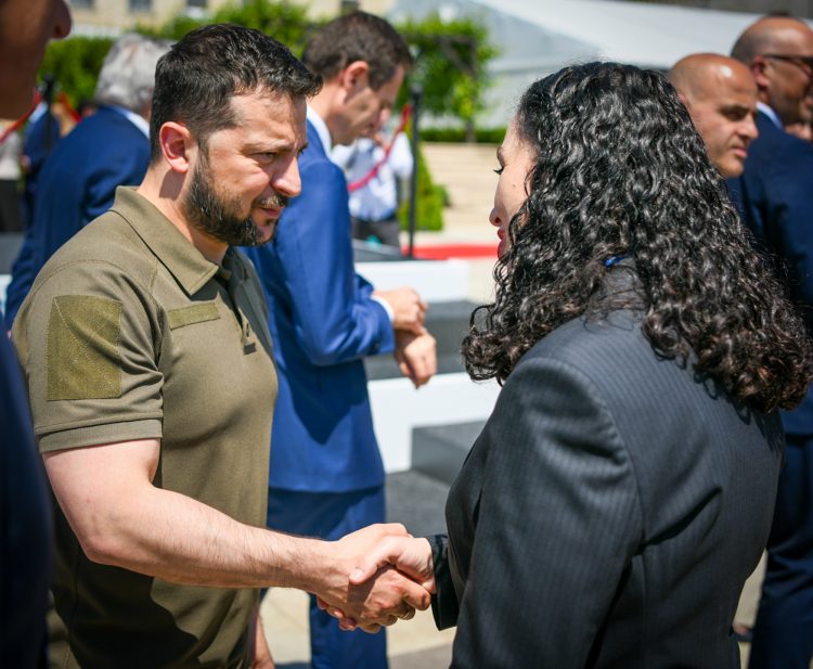 “Askush nuk e kupton dhimbjen e Ukrainës më mirë se Kosova”, Osmani takohet me Zelensky-n