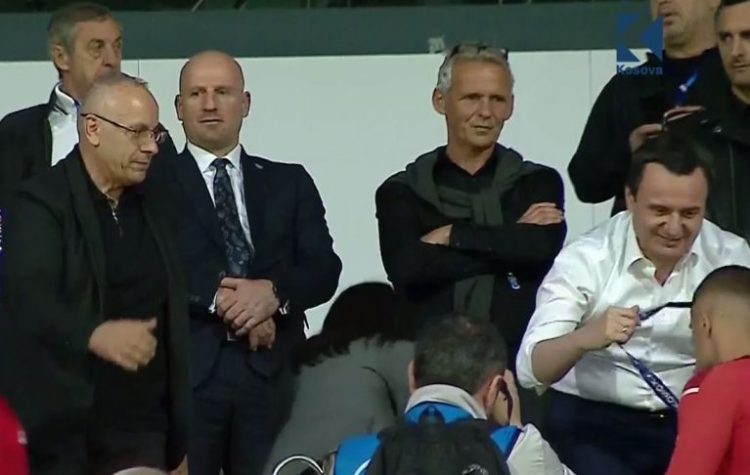 Takimi me Lajçak e Escobar nisi 30 minuta me vonesë, Kurti ishte në stadium për ndeshjen