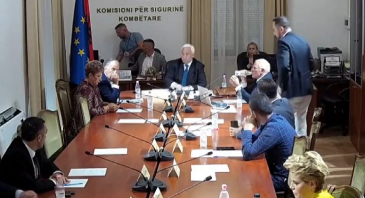 Komisioni i Sigurisë/ Salianji godet tavolinën, Naço: Kujton se më lëviz qerpiku?