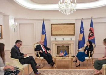 Presidentja Osmani dhe ambasadori i SHBA bisedojnë për uljen e tensioneve në Veri